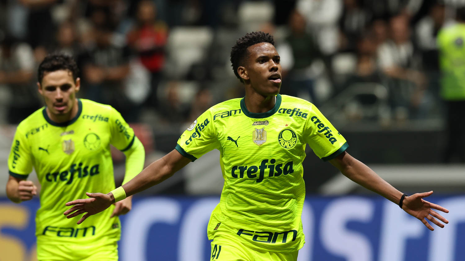 O jogador Estêvão, da SE Palmeiras, comemora seu gol contra a equipe do C Atlético Mineiro, durante partida válida pela nona rodada, do Campeonato Brasileiro, Série A, na Arena MRV. (Foto: Cesar Greco/Palmeiras/by Canon)