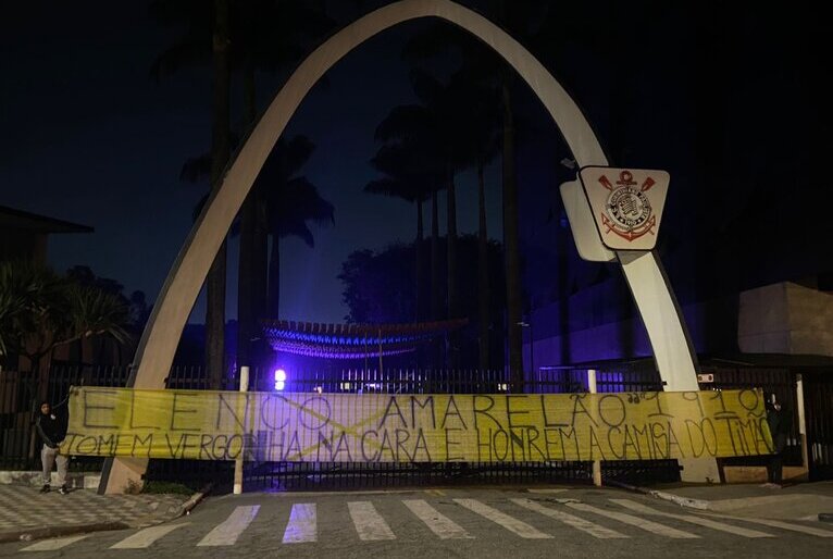 Torcedores do Corinthians protestam em muros do Parque São Jorge