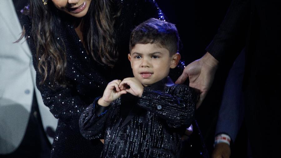 Filho de Marília Mendonça rouba a cena em tributo em homenagem à cantora