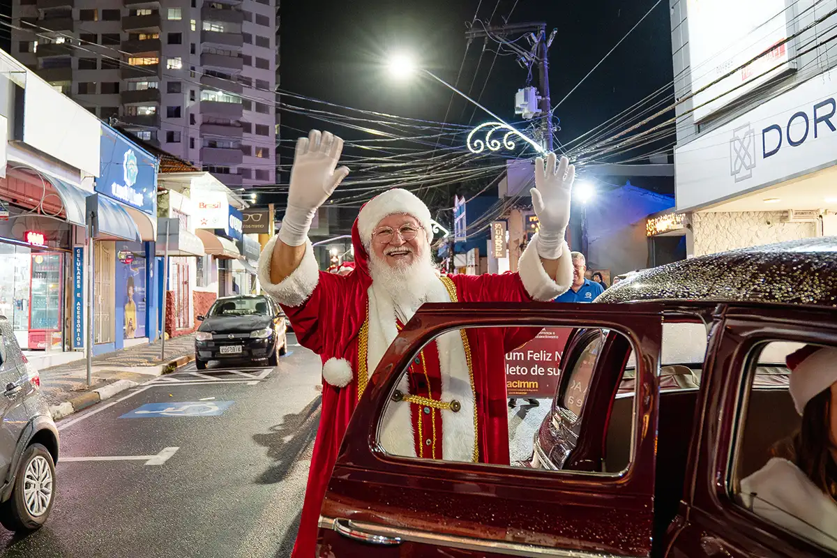 Parada de Natal da Acimm marca chegada do Papai Noel em Mogi Mirim