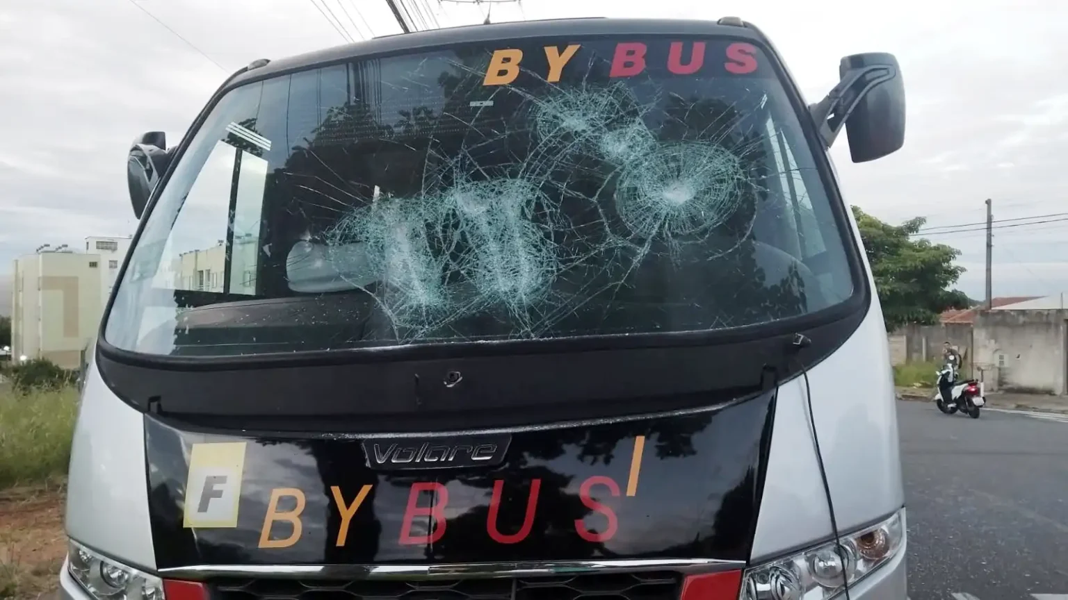 Ônibus é vandalizado no Linda Chaib, em Mogi Mirim