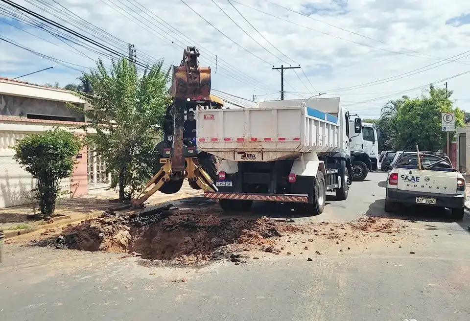 Saae realiza manutenção emergencial na Rua Ulhôa Cintra