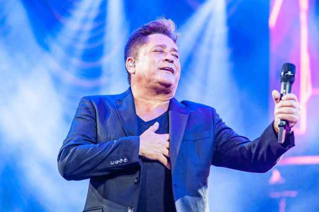 Fãs invadem palco e agarram Leonardo durante show em São José dos Campos