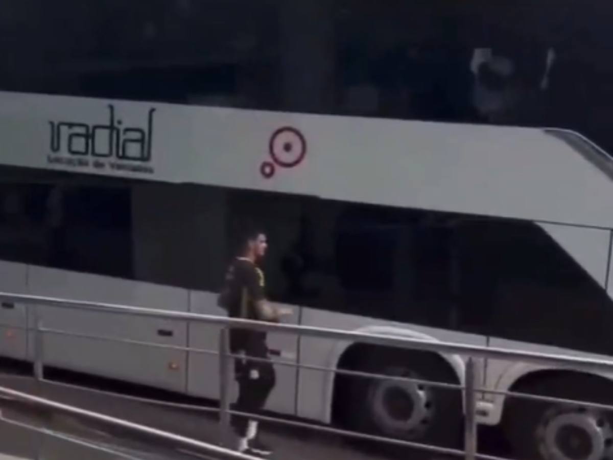Goleiro do Santos é esquecido pelo ônibus do time antes de jogo contra o Vitória
