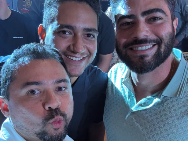 Xand Avião brinca com Henrique no palco: “Você é o terror das mulheres casadas”; cantor responde com bom humor