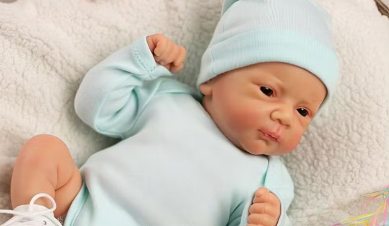 Famosos aderem aos bebês reborn: bonecos realistas viram tendência e despertam emoções