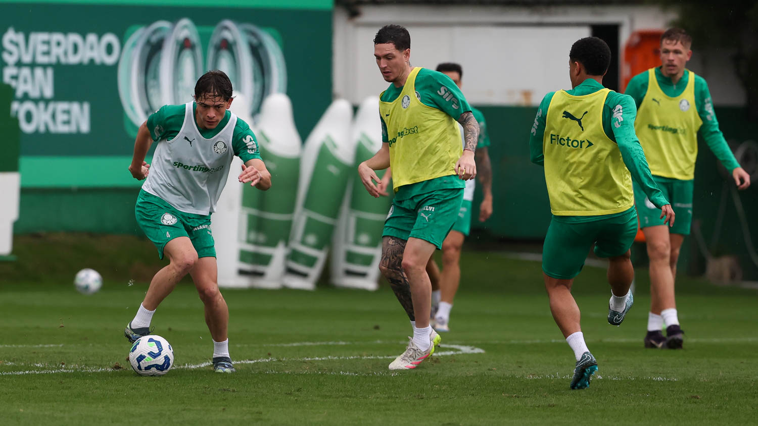 Os jogadores Agustín Giay, Anibal Moreno e Vitor Roque (E/D), da SE Palmeiras, durante treinamento, na Academia de Futebol. (Foto: Cesar Greco/Palmeiras/by Canon)