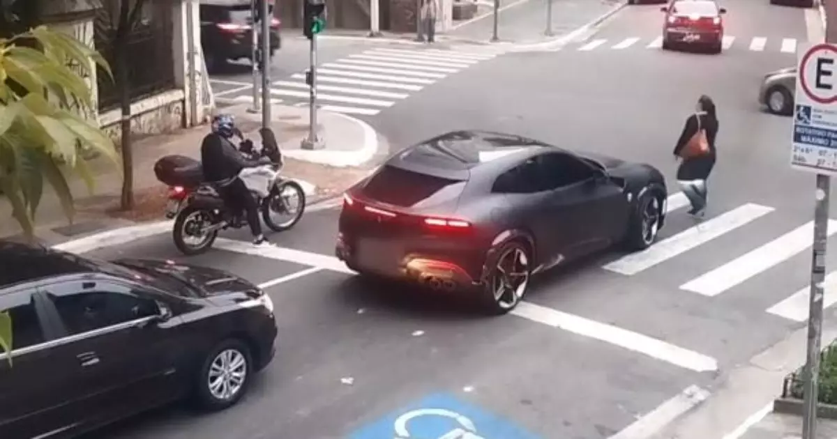 Ferrari de Neymar, avaliada em R$ 7,5 milhões, é flagrada sobre faixa de trânsito na Avenida Paulista