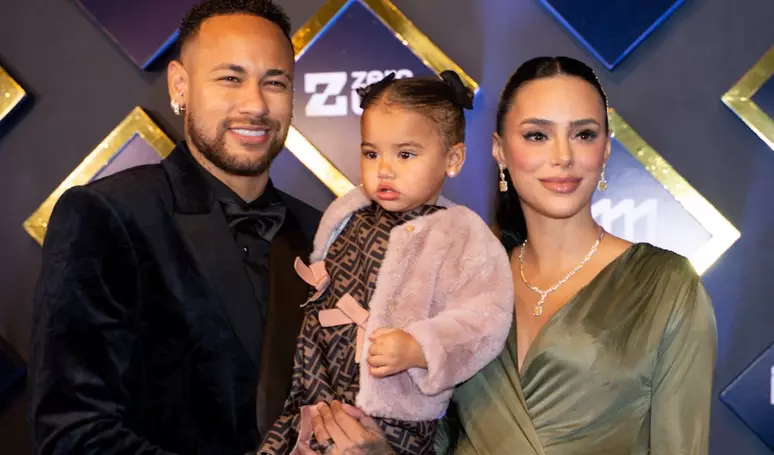 Pai de Neymar arremata coroa de ouro em leilão por R$ 3,5 milhões; Bruna Biancardi faz doação