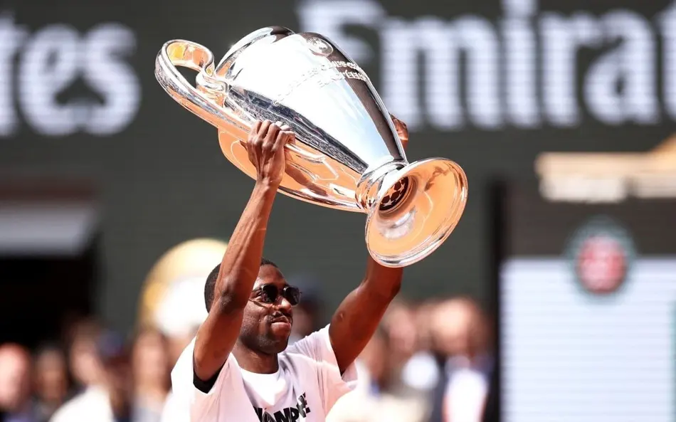 Dembélé invade Roland Garros com a taça da Champions League