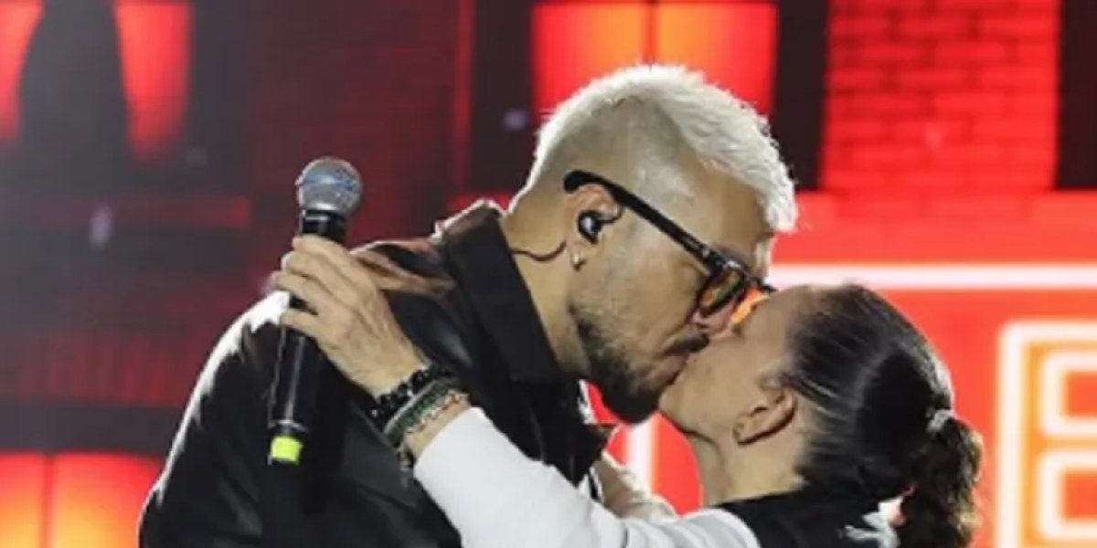 Belo dá selinho em prefeita durante show de São João na Bahia