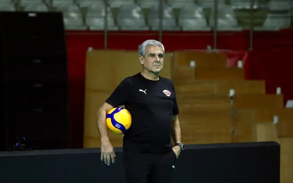 Técnico da seleção brasileira feminina de vôlei define elenco para estreia na Liga das Nações