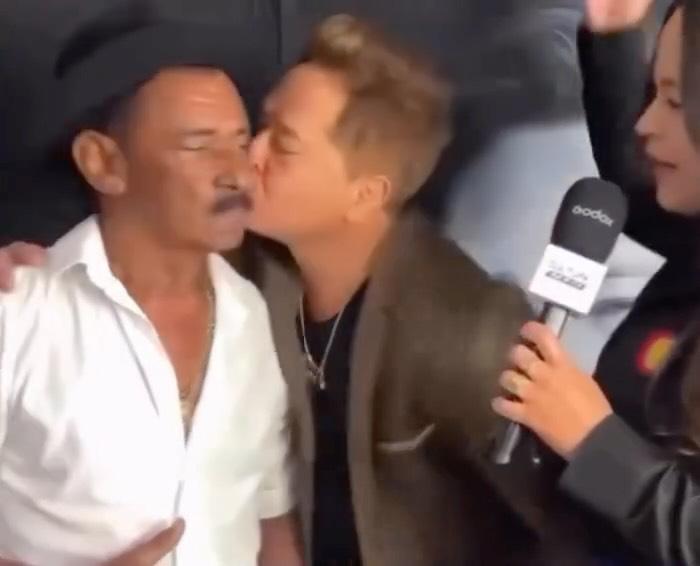 Leonardo protagoniza momento inusitado com Tiringa durante show em Pernambuco