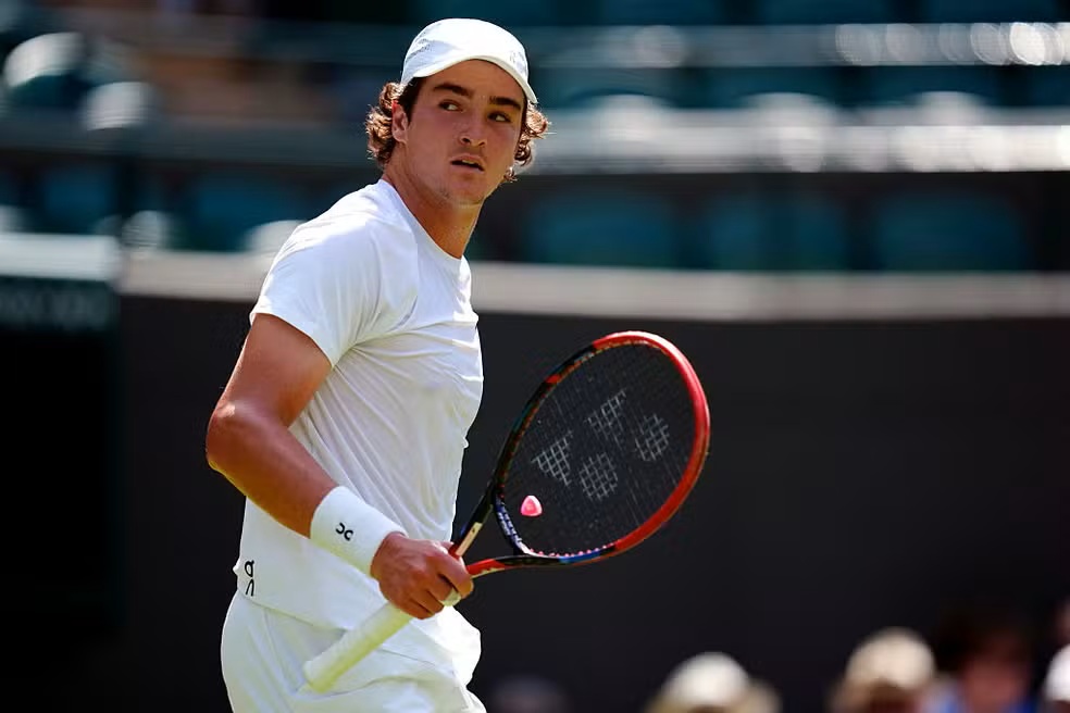 João Fonseca estreia com vitória em Wimbledon e faz história como o segundo sul-americano mais jovem a vencer no torneio