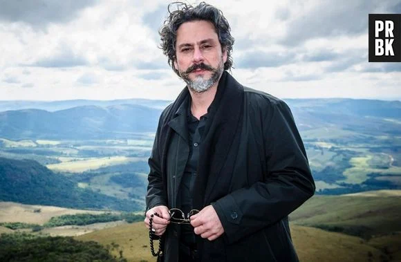 Alexandre Nero Revela Irritação e Superação ao Ser Constantemente Chamado de “Comendador”