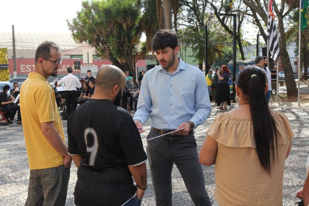 Vereador Lança Abaixo-Assinado por Mais Ensino Integral em Mogi Mirim Durante Desfile Cívico