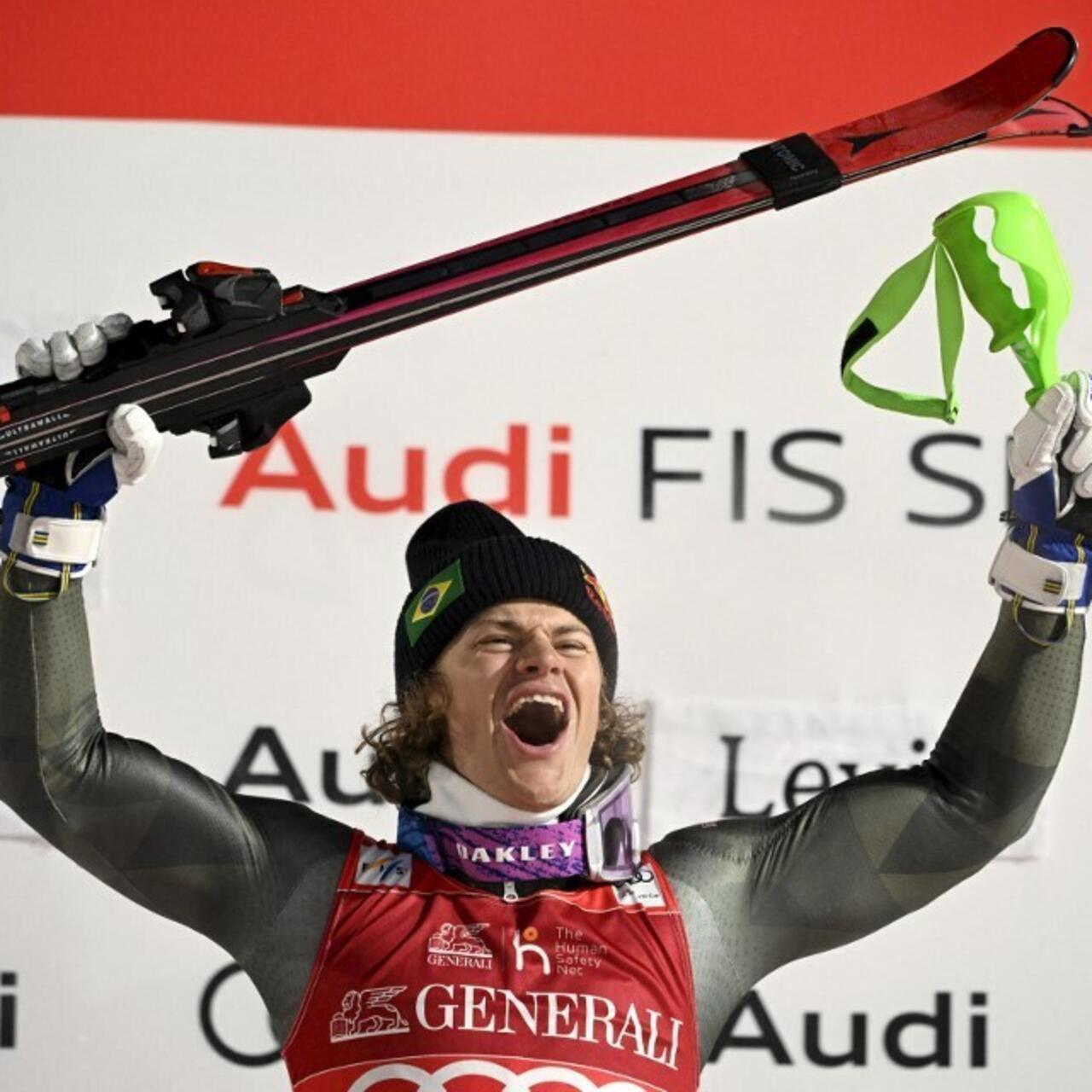 Inédito! Brasileiro Lucas Pinheiro é campeão de esqui alpino e leva uma… rena de prêmio!