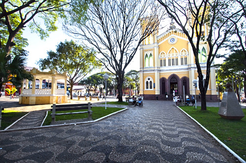 Coreto e Igreja Matriz de São José na Praça Rui Barbosa da cidade de Mogi-Mirim Local: Mogi-Mirim - SP Data: 08/2009 Codigo: 22MS266 Autor: Mauricio Simonetti