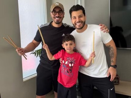 Léo faz 6 e dá show na bateria!