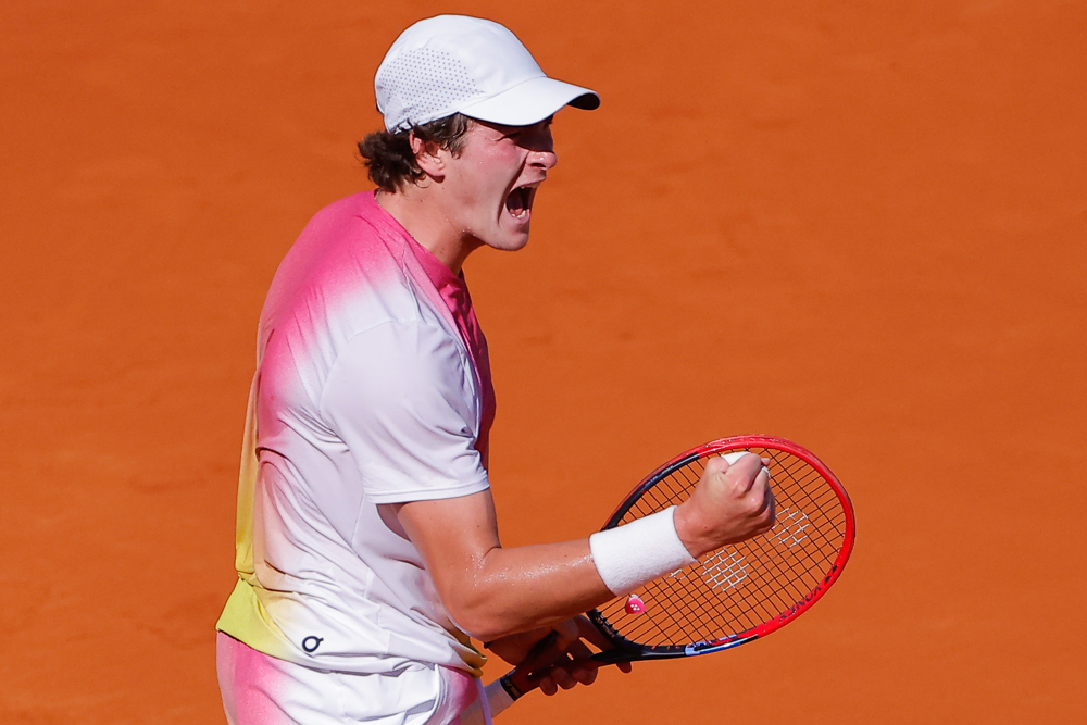 AME9842. BUENOS AIRES (ARGENTINA), 13/02/2025.- Joao Fonseca de Brasil reacciona ante el argentino Francisco Cerundolo este domingo, durante la final del IEB+ Argentina Open de tenis en Buenos Aires (Argentina). EFE/ Juan Ignacio Roncoroni