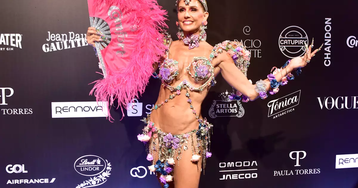 Deborah Secco quase paga peitinho no Baile da Vogue