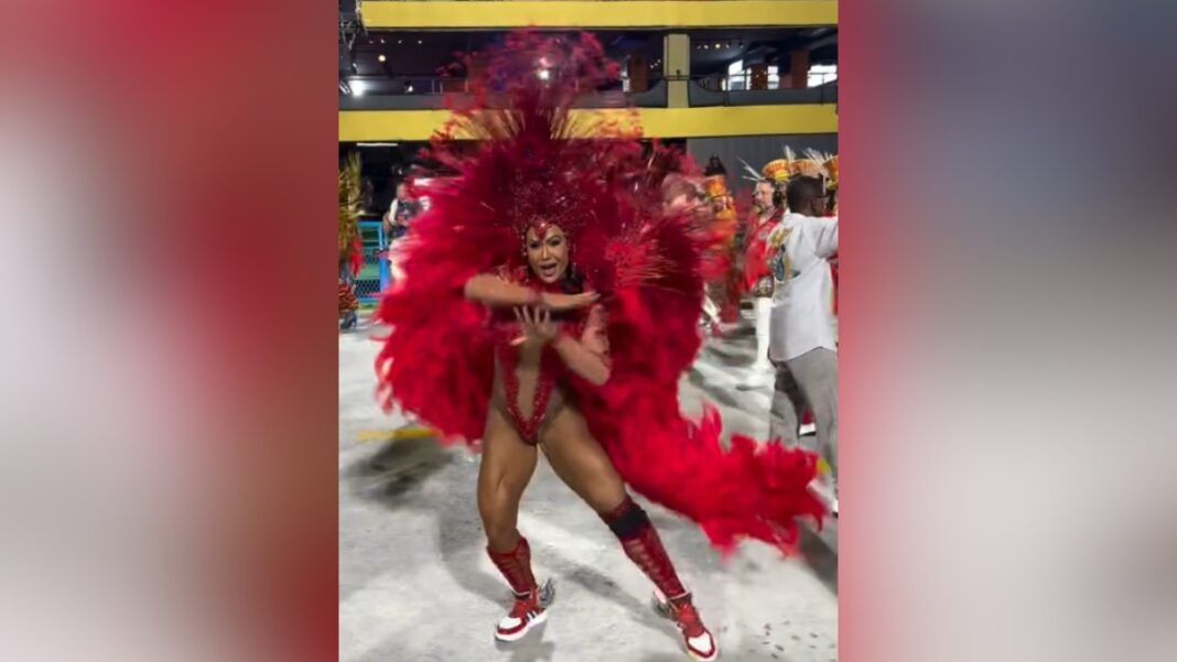 Graciane chega atrasada e desfila de tênis