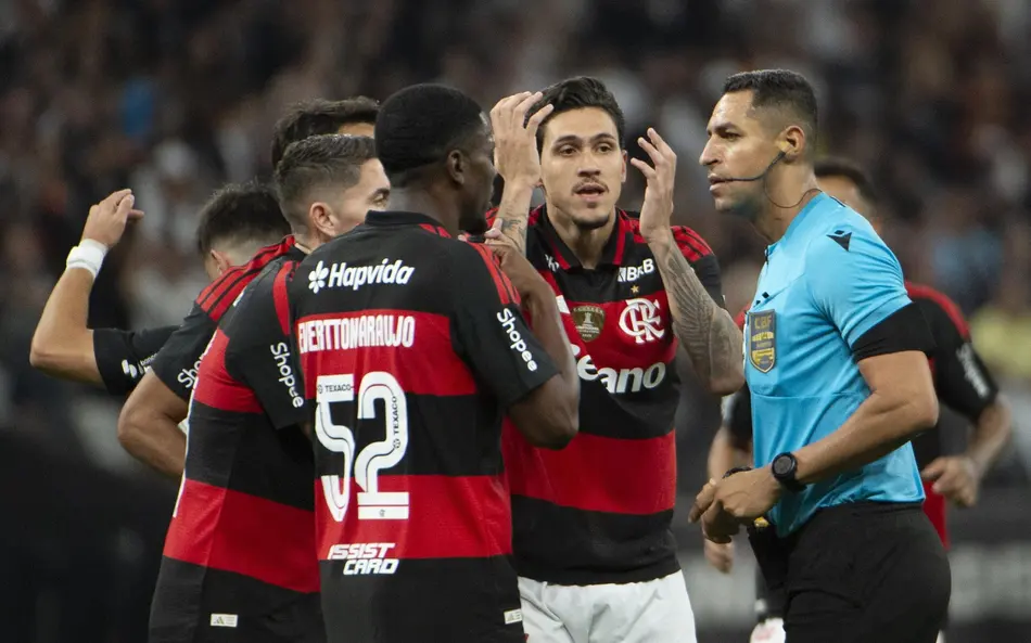 CBF divulga áudios do VAR e polêmica de expulsão do Flamengo