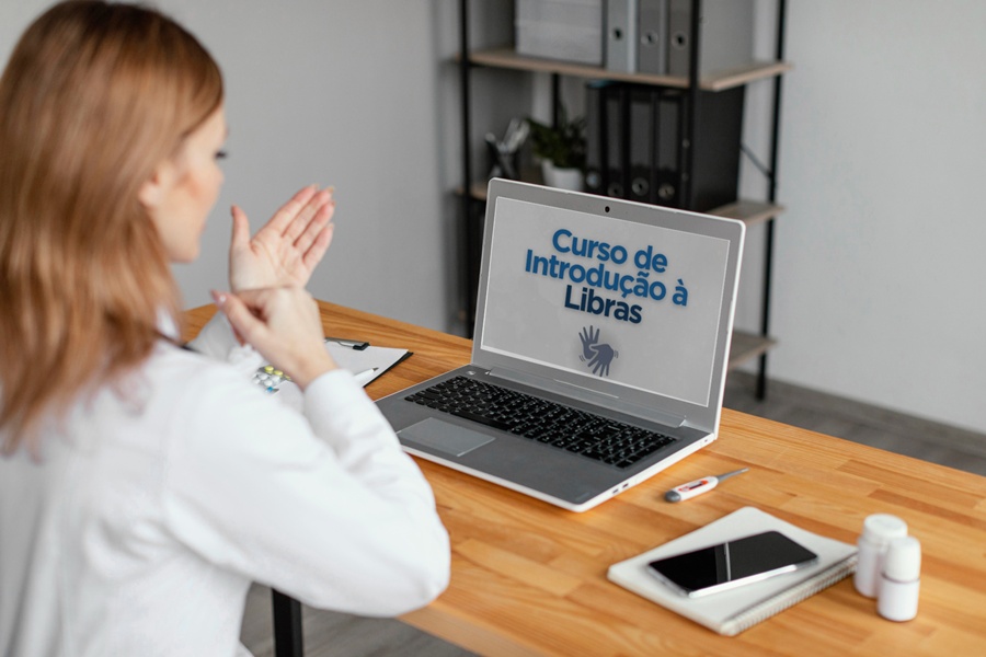 Curso gratuito de Libras abre vagas on-line em SP