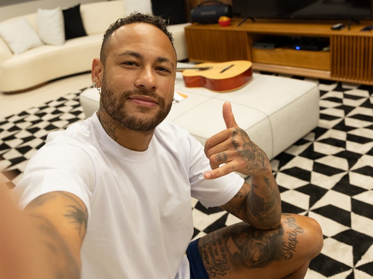 Neymar rebate fofoca e explica fim de semana