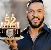 Belo 52: festa, presente curioso e novela agitada