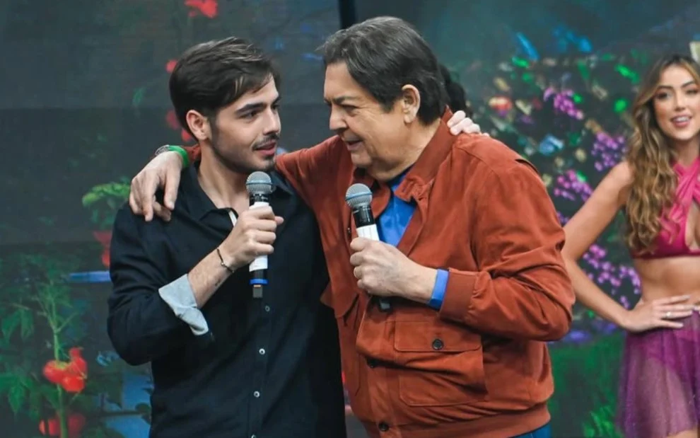 FAUSTÃO SURPREENDE NOS BASTIDORES E MUDA ROTINA NA WEB