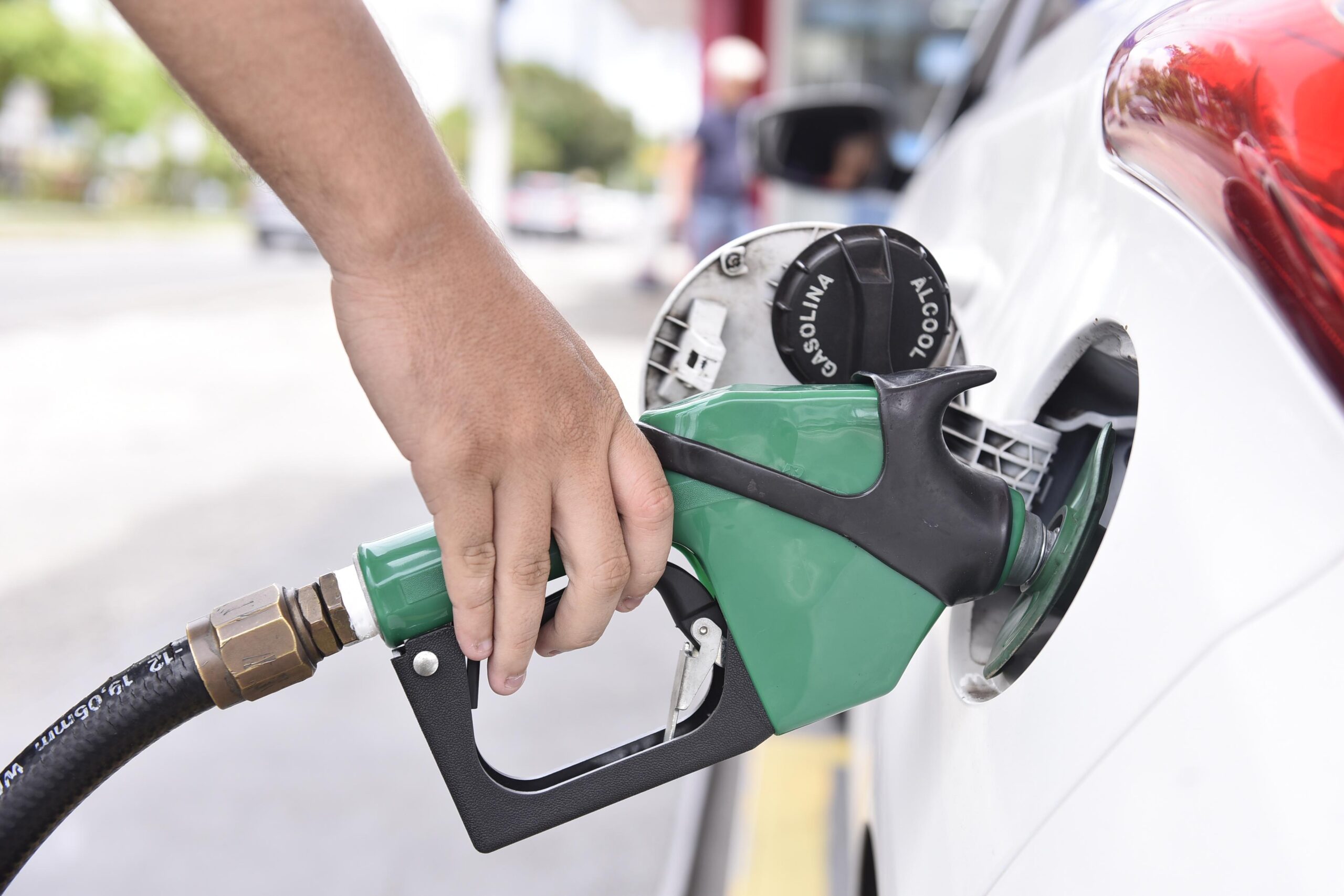 Petrobras anuncia reajuste de R$ 0,04 no preço da gasolina a partir de sexta-feira