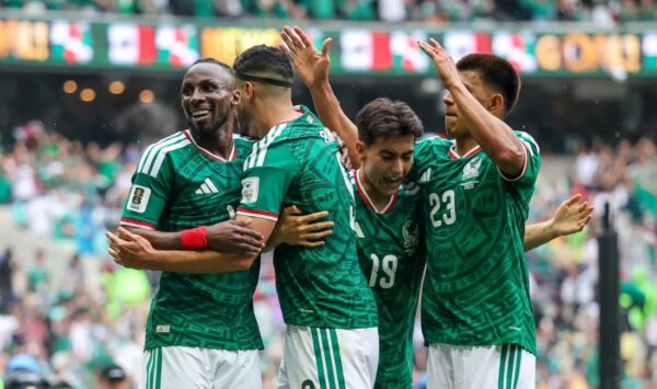 México vence e Copa começa com emoção