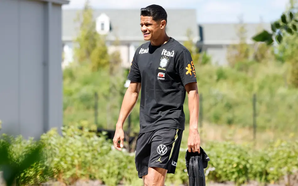 Douglas Santos pede atenção total do Brasil contra o Haiti na Copa