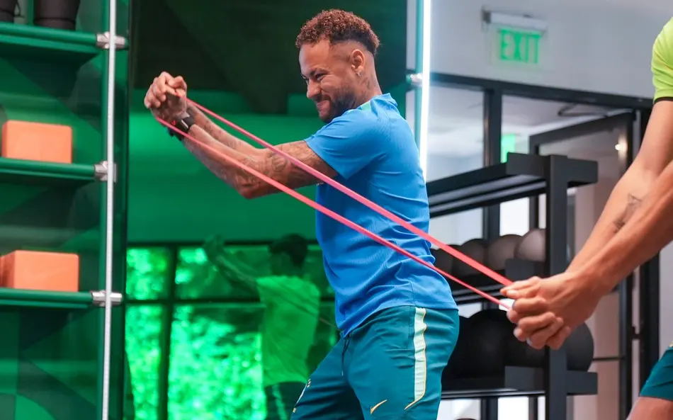 Neymar avança na recuperação e pode reforçar o Brasil na Copa .