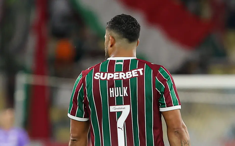 Hulk estreia e anima torcida do Flu