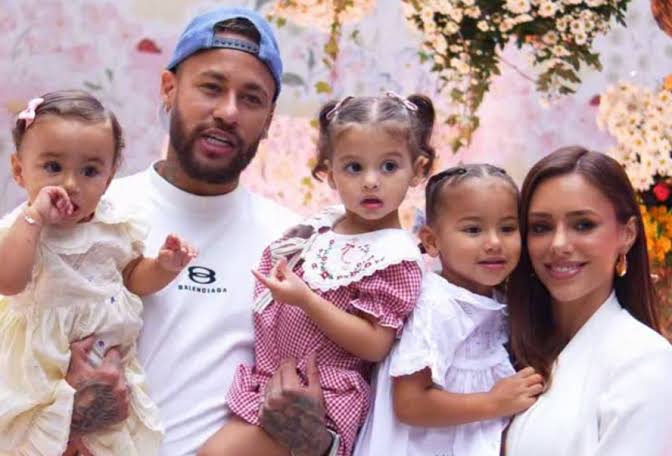 Bruna Biancardi reúne família em festa das filhas de Neymar