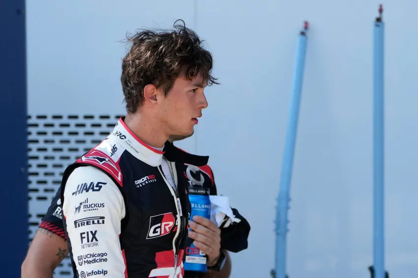 Bearman pilota carro histórico de Senna e chora!