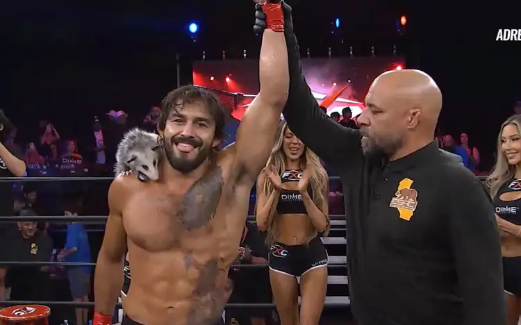 Gambá de estimação rouba a cena após vitória de lutador de MMA