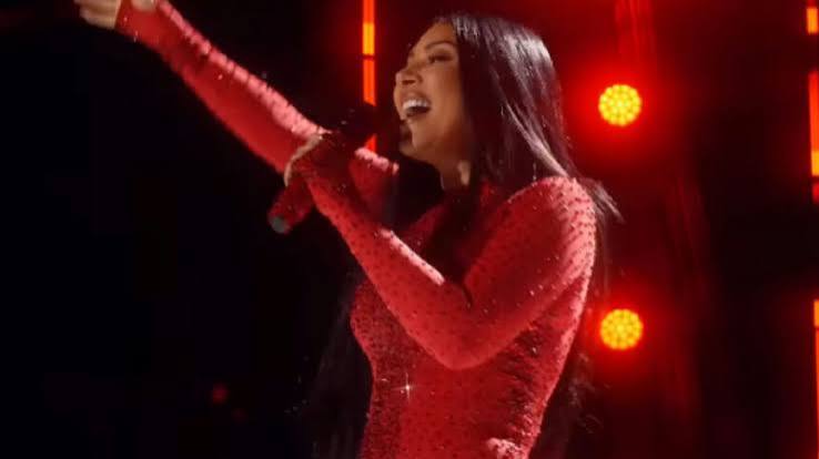 Simaria volta aos palcos e recebe apoio emocionante de Simone