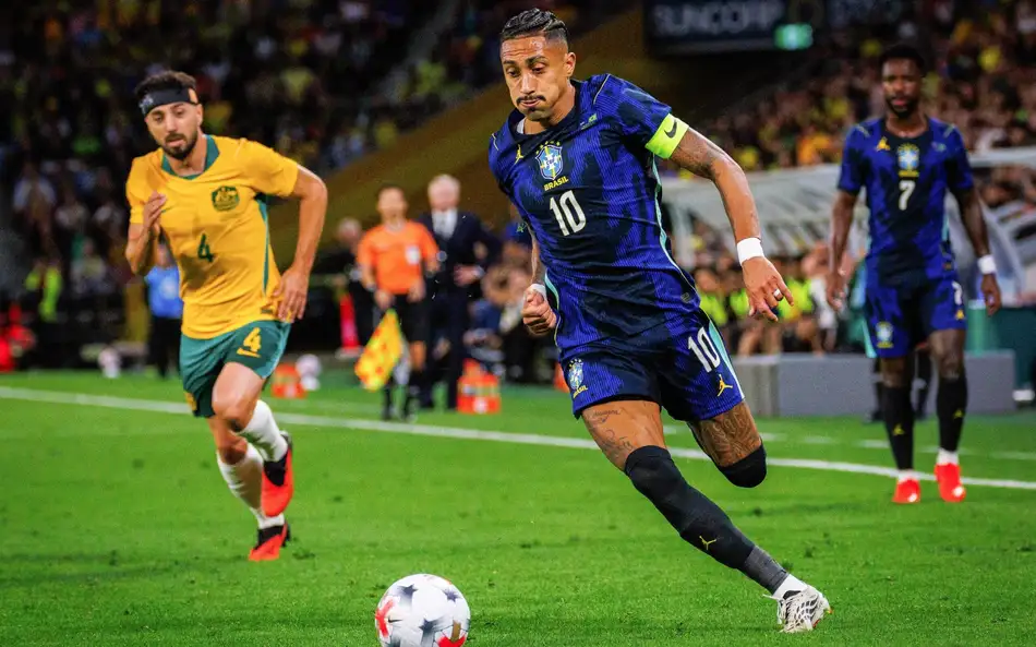 SELEÇÃO: RAPHINHA É CORTADO