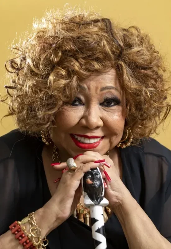 Alcione cai no palco, assusta fãs e dá show de superação