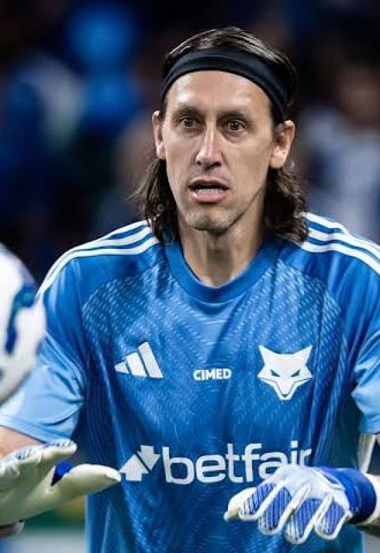 Cássio avança na recuperação e pode voltar em agosto