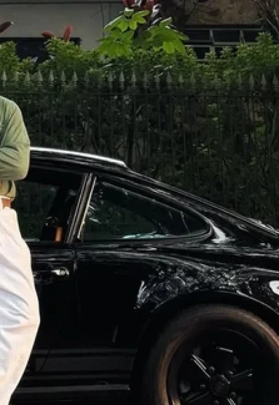 Chay Suede impressiona com coleção milionária de carros clássicos