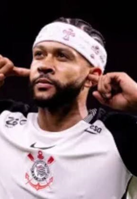 Memphis volta ao Brasil para definir futuro no Corinthians