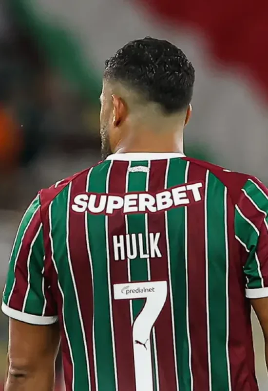 Hulk estreia e anima torcida do Flu