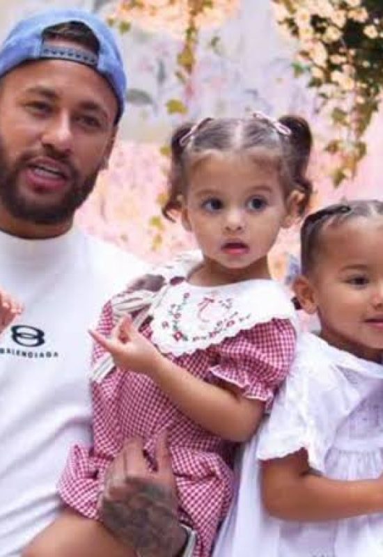 Bruna Biancardi reúne família em festa das filhas de Neymar
