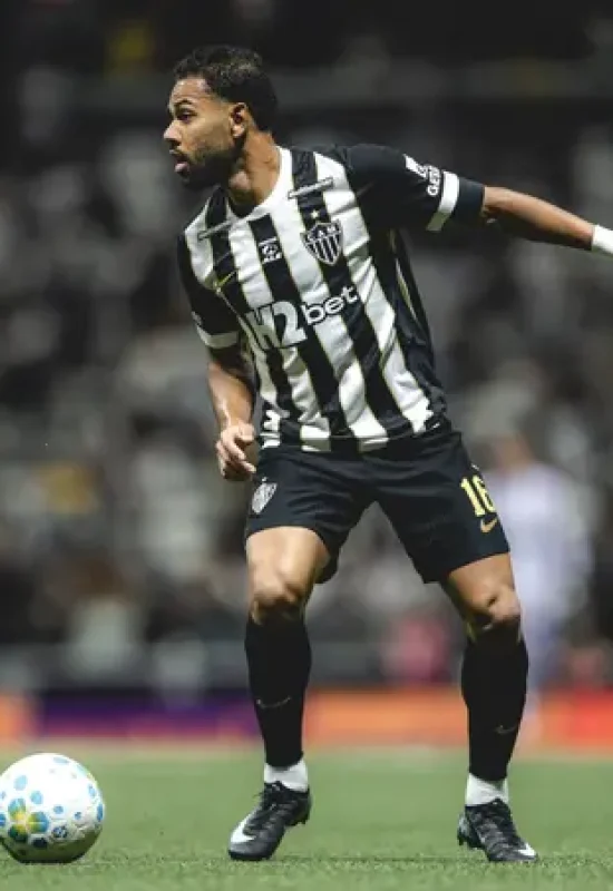 Renan Lodi veste a camisa 6 do Galo!