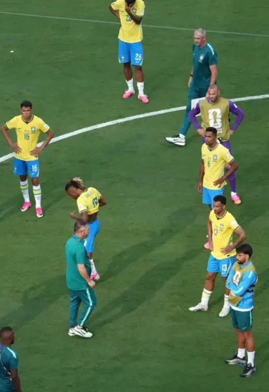 Brasil erra na postura, falha na criação e é eliminado na Copa