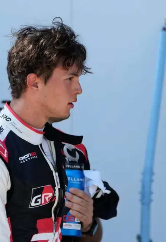 Bearman pilota carro histórico de Senna e chora!